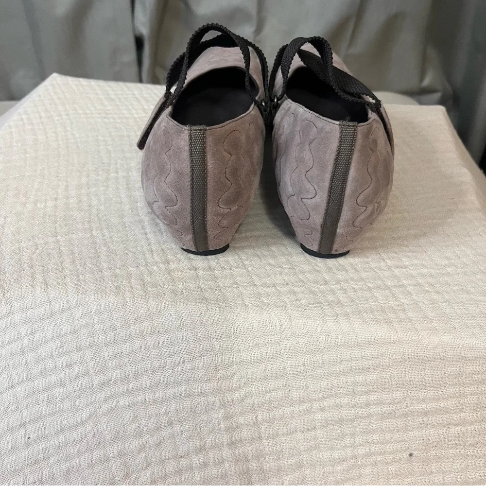 TSUBO Gray Suede Leather Quilted Kitten Heel Sz 8 Anti Slip Mary Jane Juba Pump